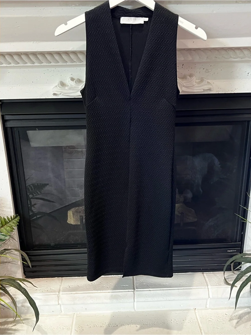 Astr Black Textured V-Neck Midi Dress - Picture 2 of 4